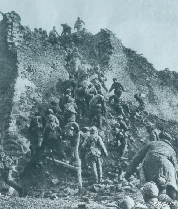 1948年12月，人民解放軍向新保安守?cái)嘲l(fā)起攻擊。這是解放軍戰(zhàn)士登上新保安城頭。 